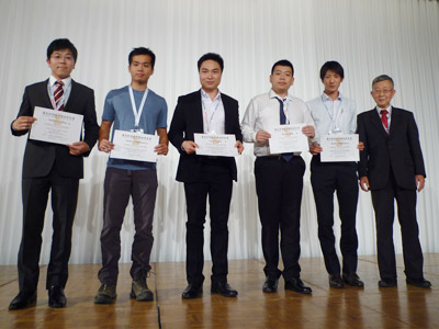 電気科学技術奨励学生賞を贈呈される学生