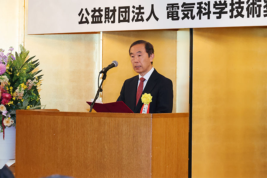 式辞を述べる日髙会長